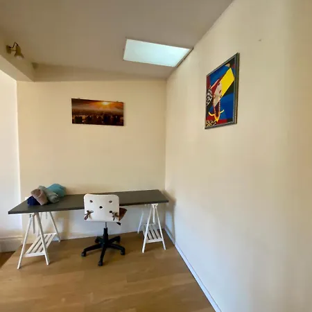 Belle Maison Chaleureuse Avec Double Parking 아파트 *